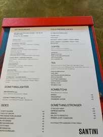 朝食のメニュー。写真がないのでどんな物が出てくるかわからない、とても量が少ないし、追加料金ばかりでがっかり