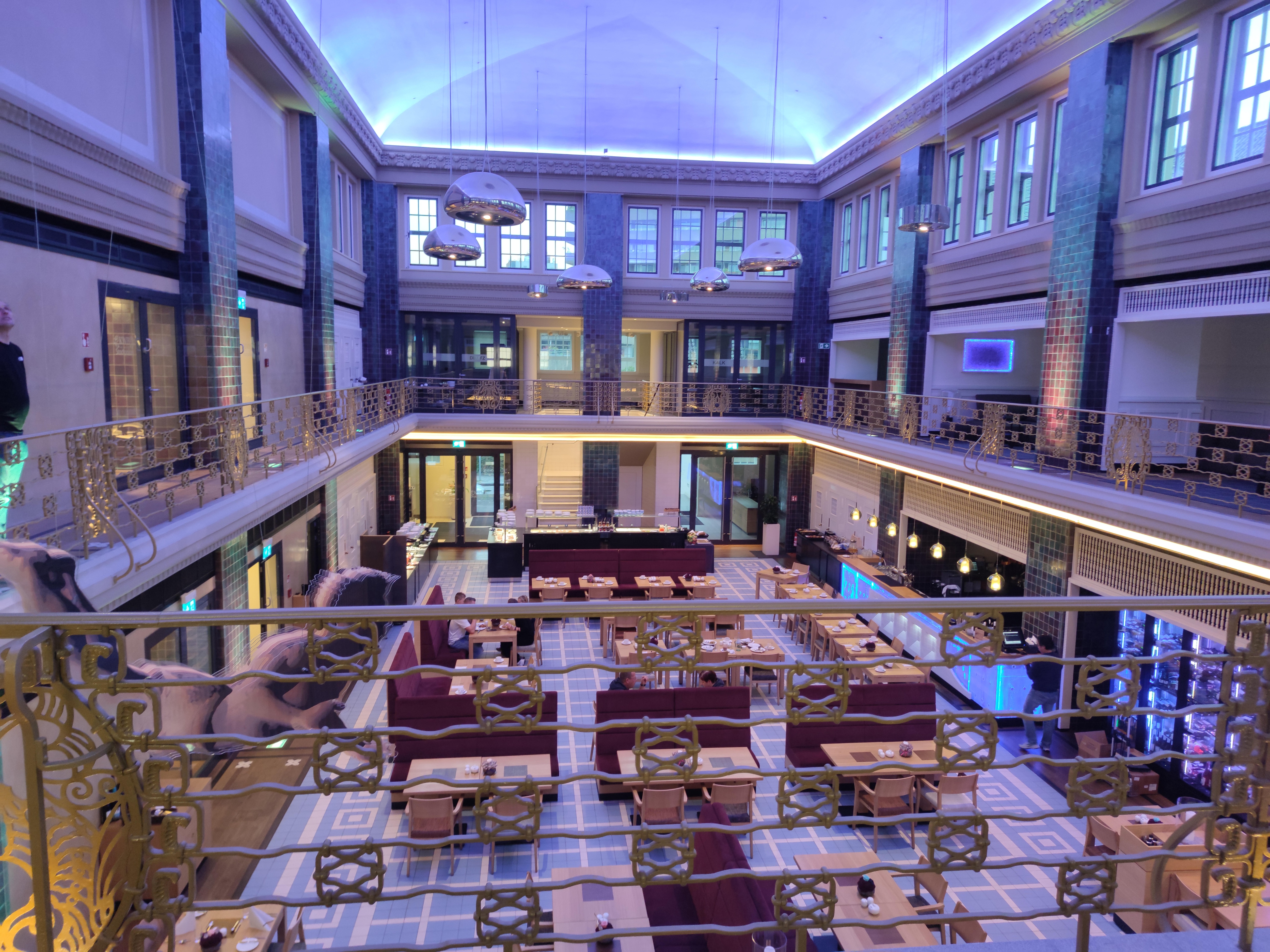 Große moderne Speisesaal. Ehemalige Schwimmbad umgebaut.