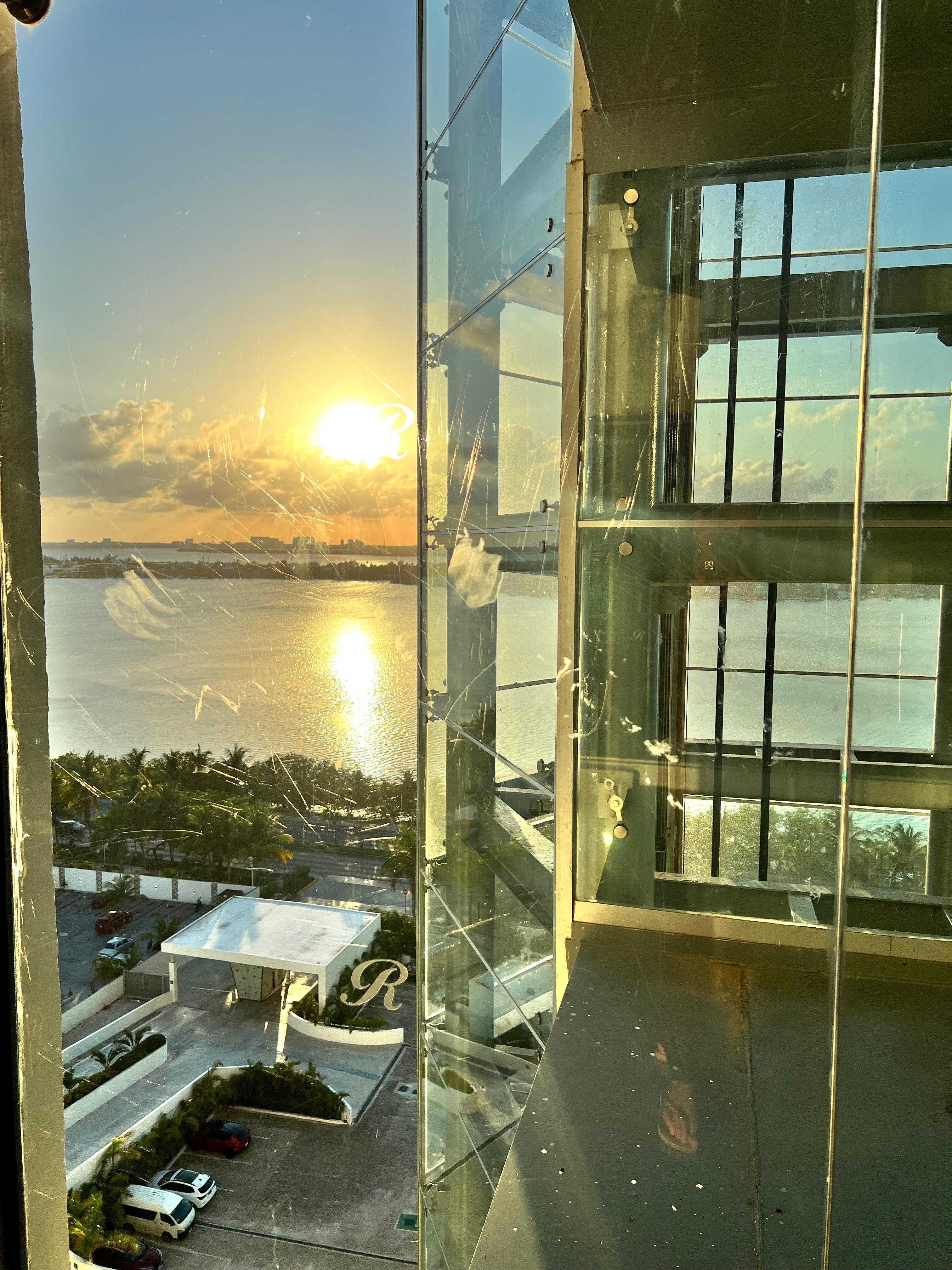 O elevador você consegue ver a parte da lagoa e o pôr do sol 