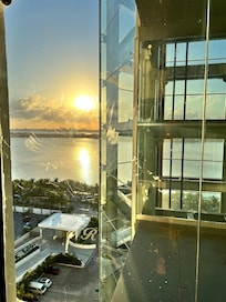 O elevador você consegue ver a parte da lagoa e o pôr do sol