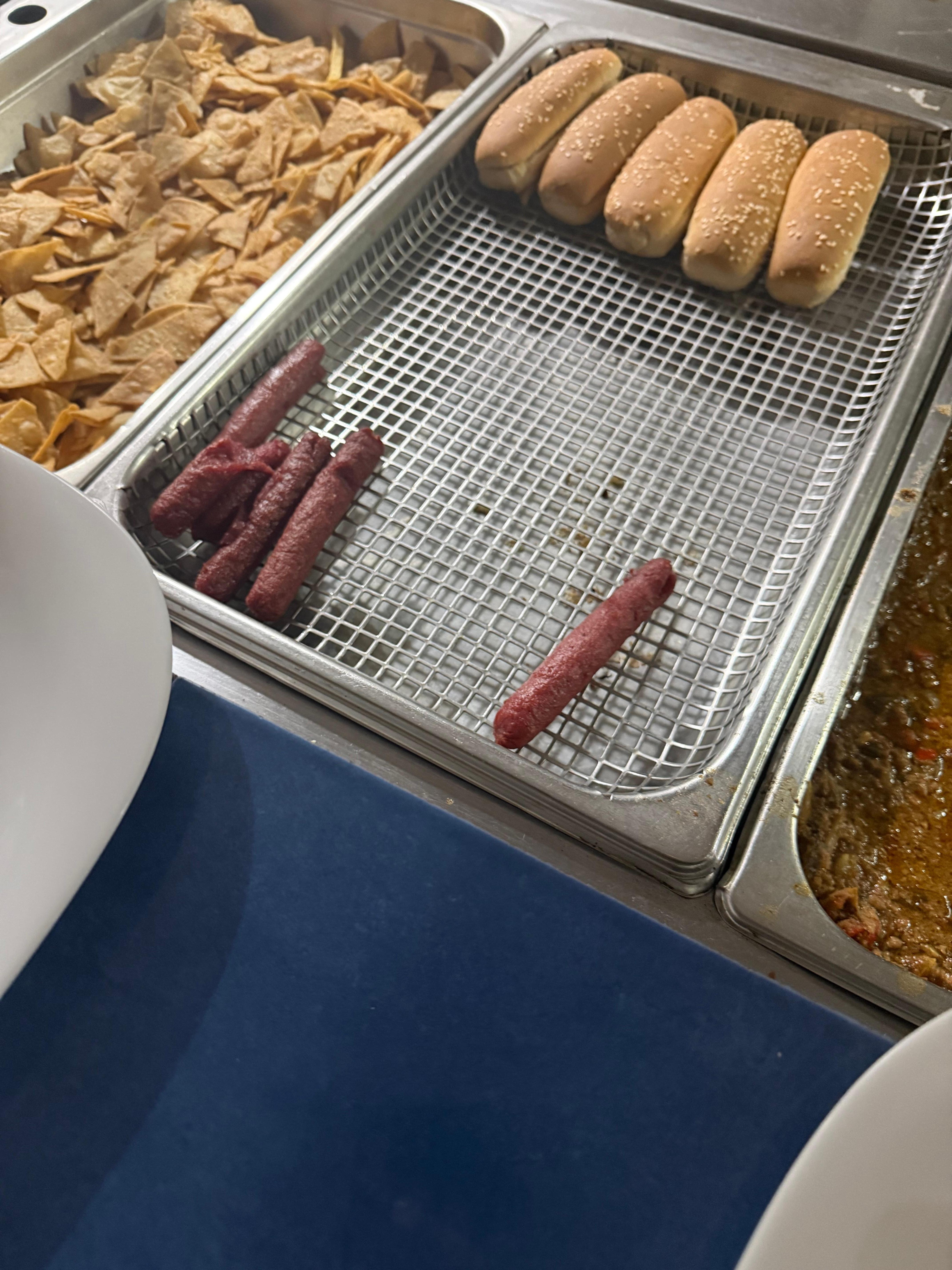 Many flies that land on the food that taste old..’