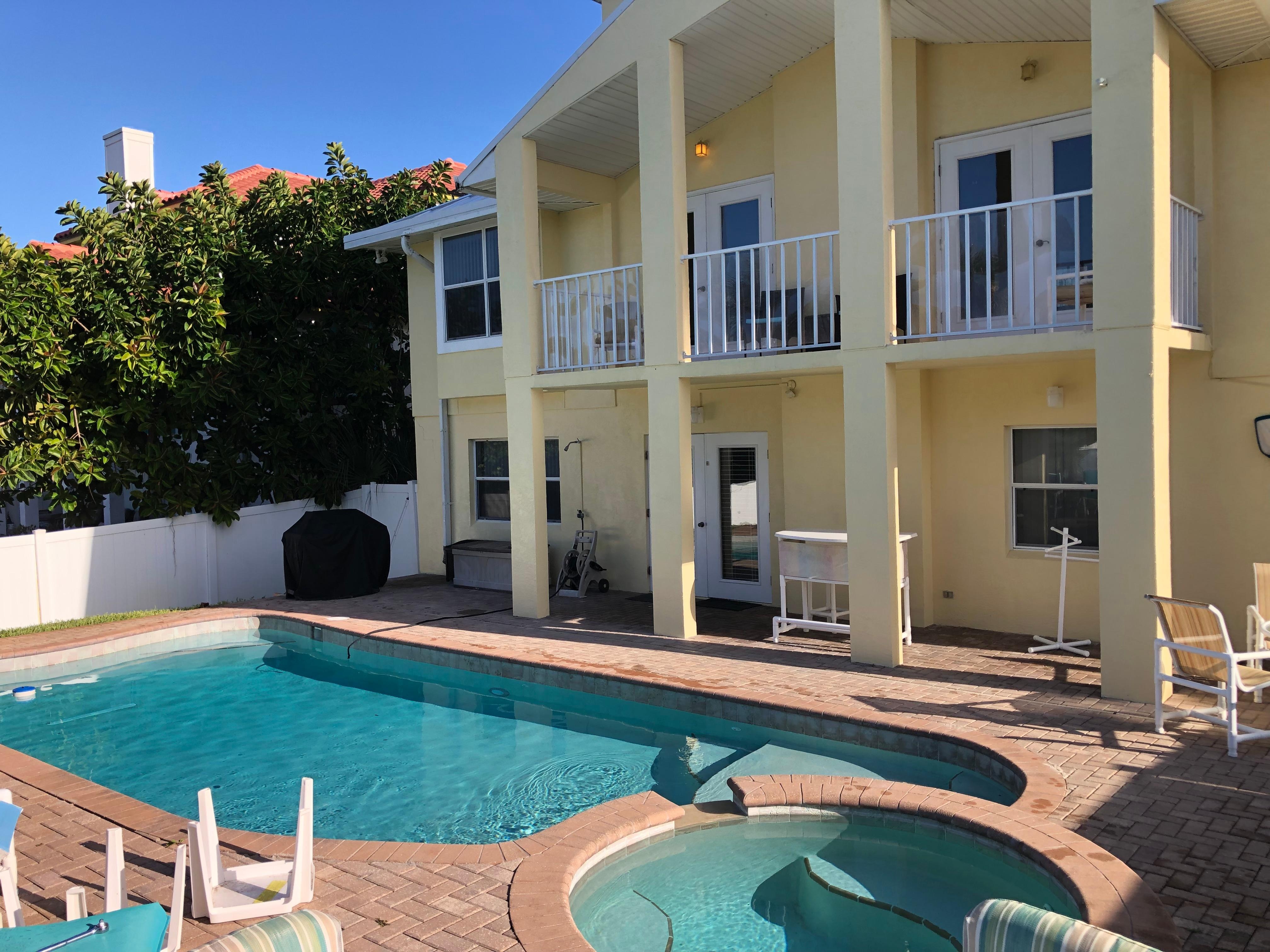 Nice pool and hot tub,grill ready to use