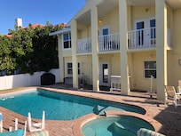 Nice pool and hot tub,grill ready to use