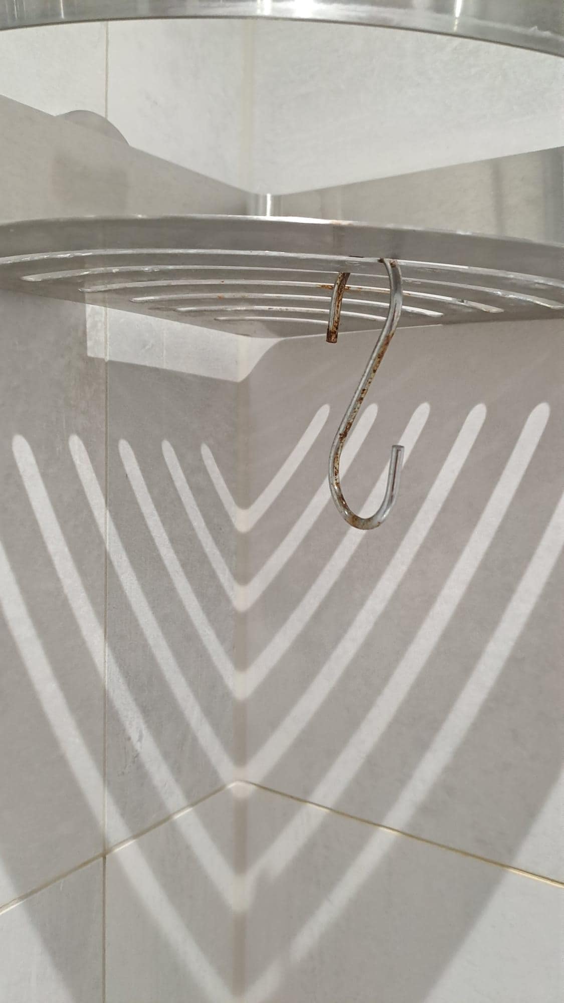 Rostiger Haken an Regal in Dusche