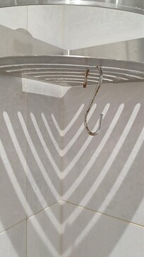 Rostiger Haken an Regal in Dusche