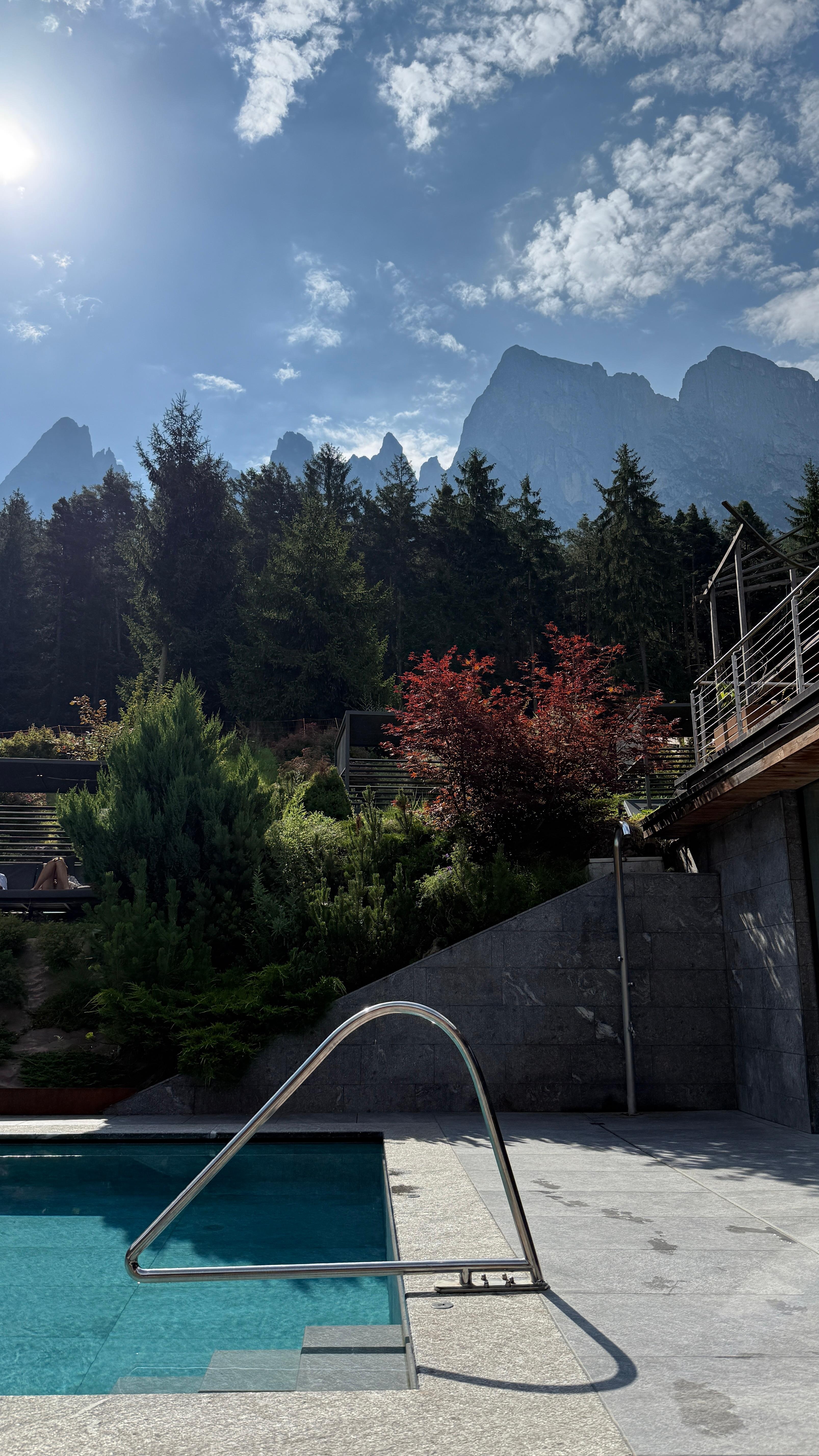 Hotellets pool med Dolomitterne i baggrunden