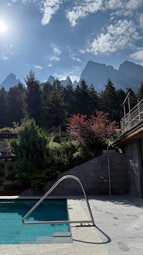 Hotellets pool med Dolomitterne i baggrunden