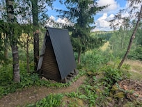 Außentoilette mit Blick über die Wiese bis zum See.