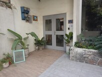 宿泊施設の入口。カギがかかっていて中に人の気配はない。