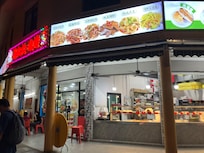 地元の労働者が利用している飲食店が多数。インド、中国の店っぽい