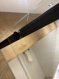 Defektes Glas in der Dusche. Gefährlich!