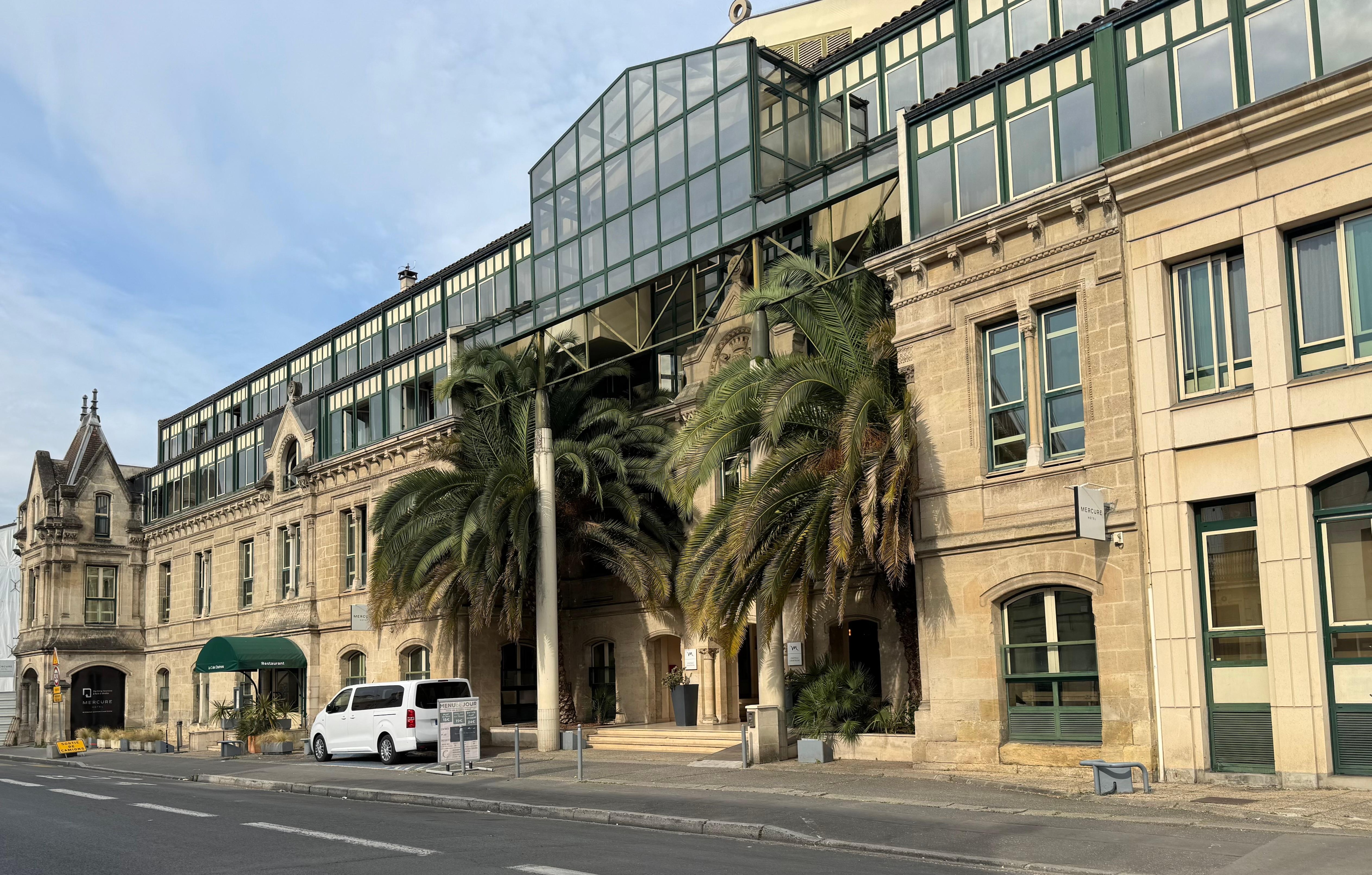 L'hôtel vu de la rue