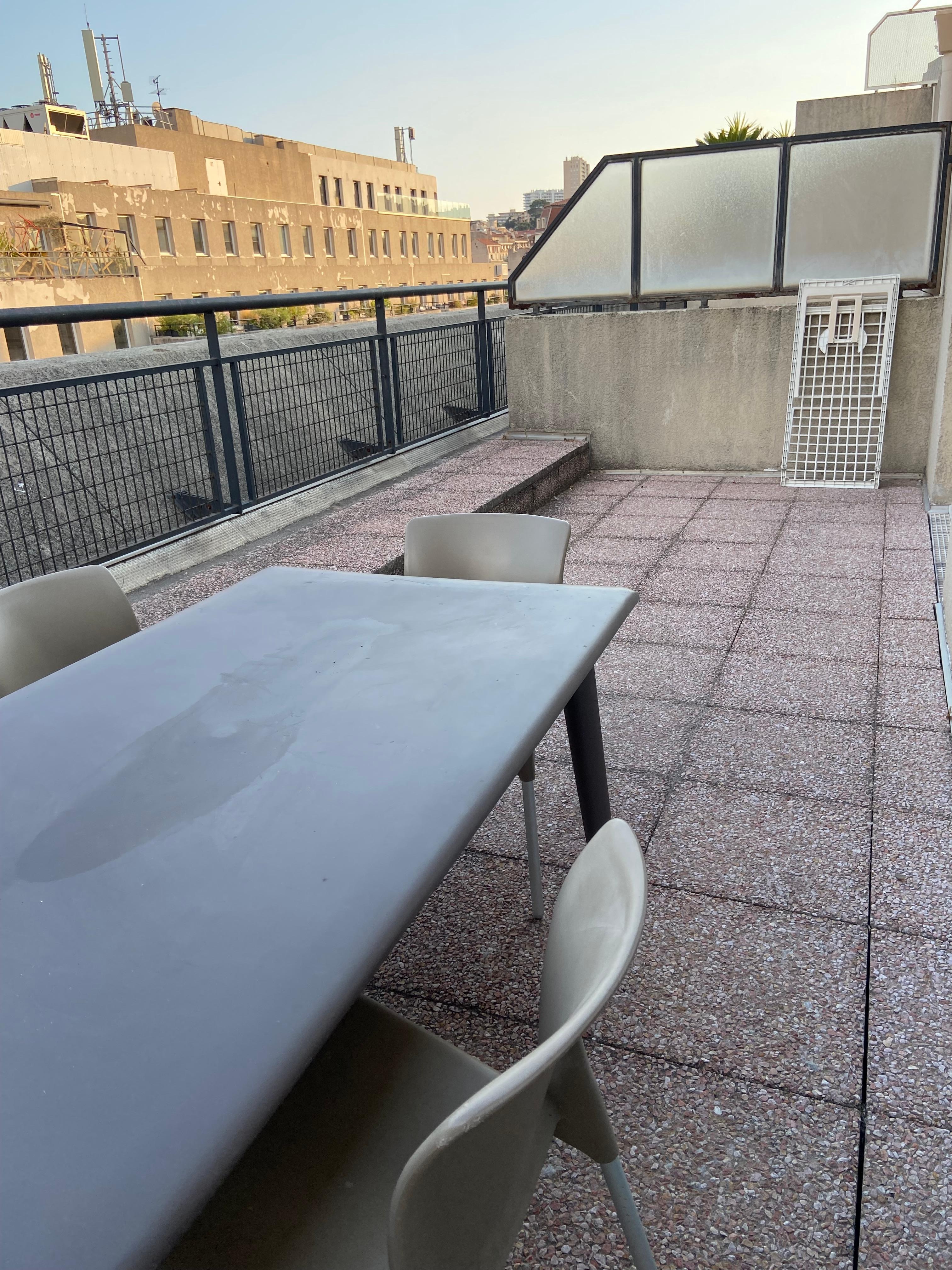 Terrasse non aménagée comme sur le site, il manque salon de jardin