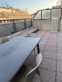 Terrasse non aménagée comme sur le site, il manque salon de jardin