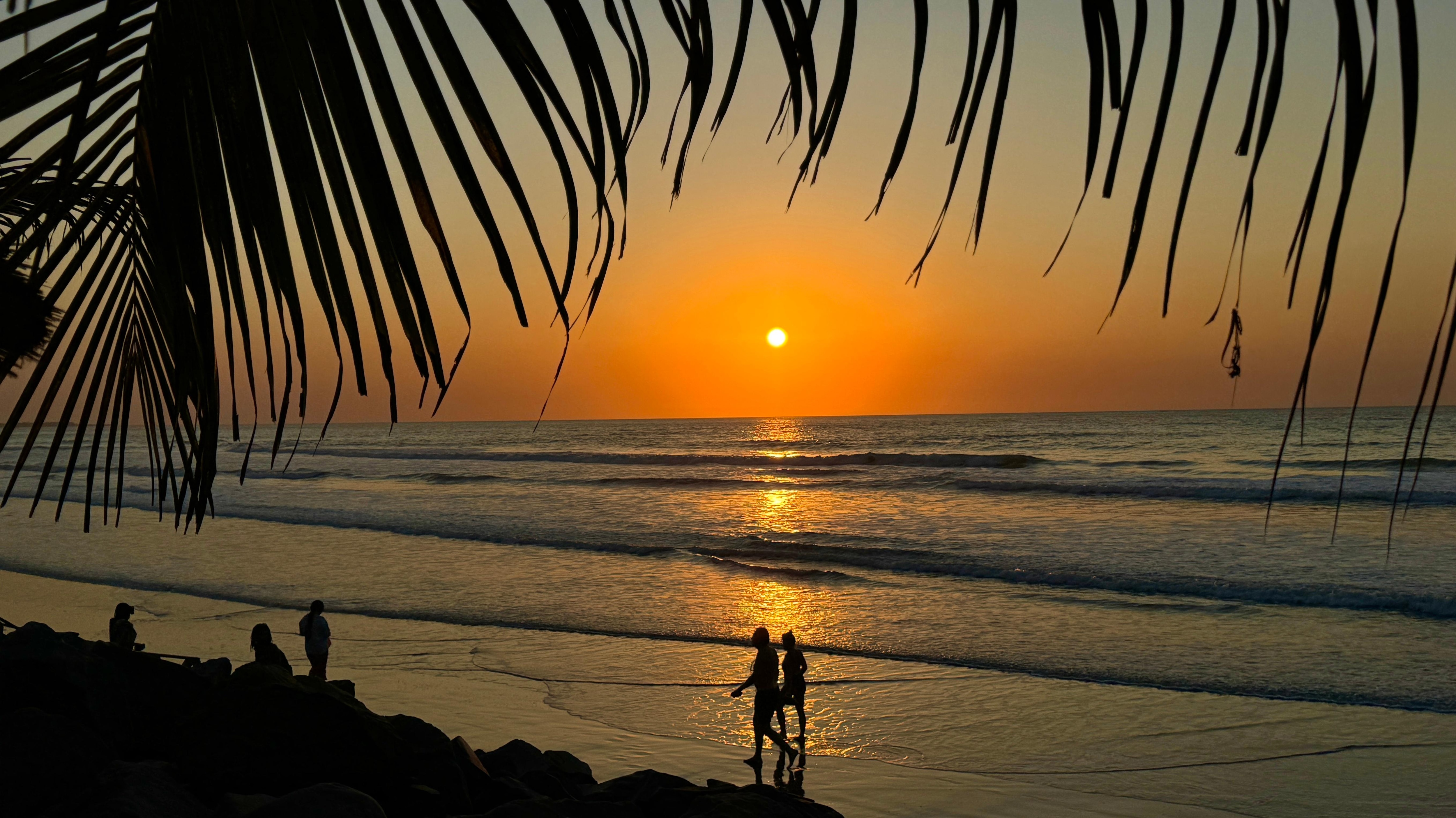 Solnedgang ved stranden ud for hotellet