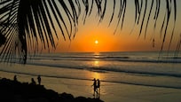 Solnedgang ved stranden ud for hotellet