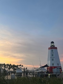 Hermoso atardecer desde el área de la piscina