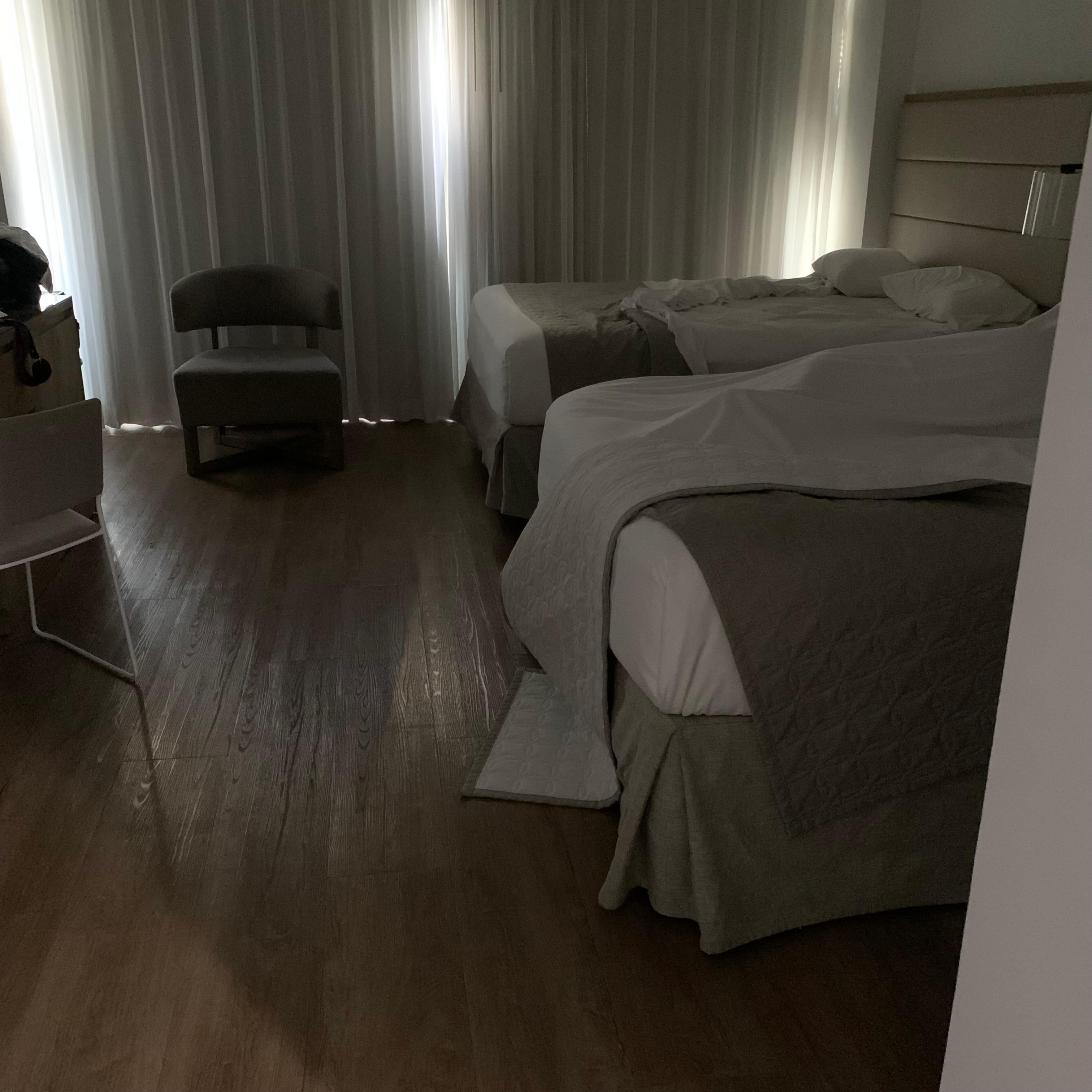 Quarto com 2 camas casal o colchão é péssimo parece colchão d’água bordas não são firmes  corpo escorrega para fora do colchão