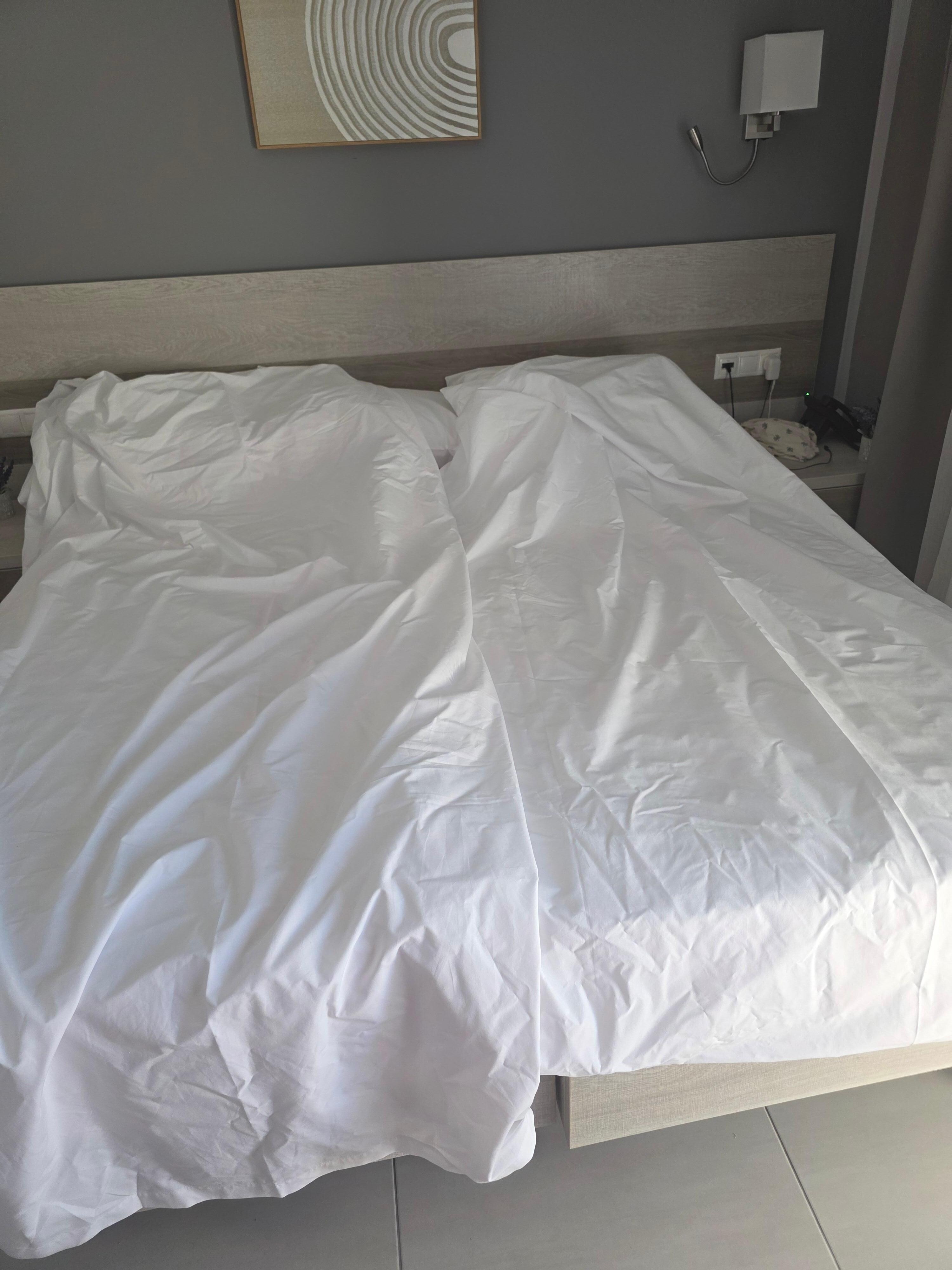 This was our bed 'made up' by housekeeping on the 2nd day...... I could have done that myself.
Remember,  this is a 4 star hotel. 