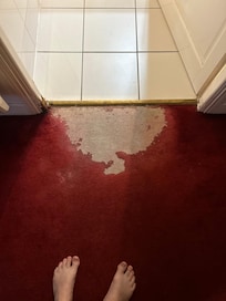 La porte de douche n’aide surement mais le tapis use a la corde et sous le planche le sol tout deformé.