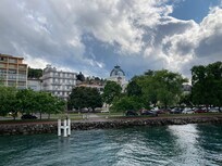 Blick auf Evian von der Fähre aus