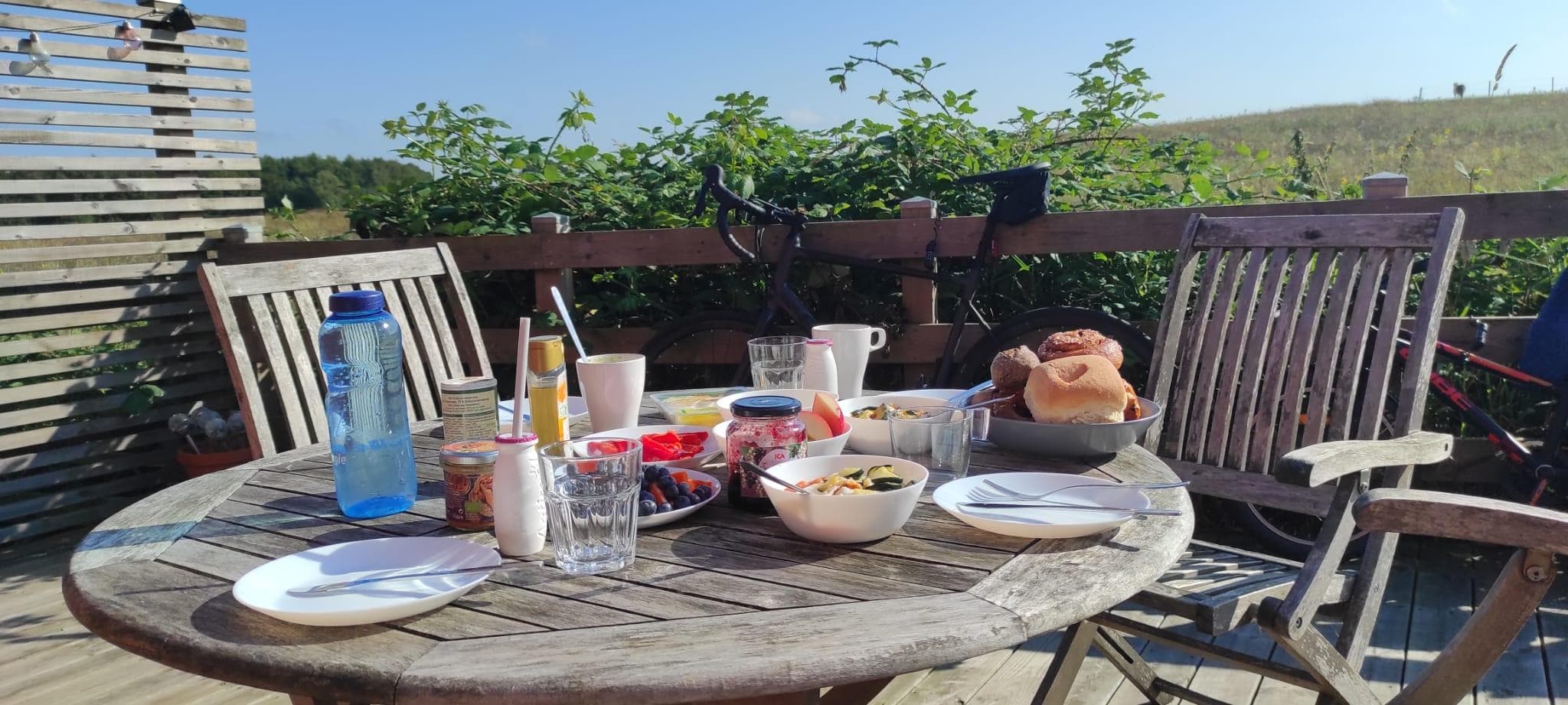Frühstück auf der Terasse mit Blick auf das Feld.