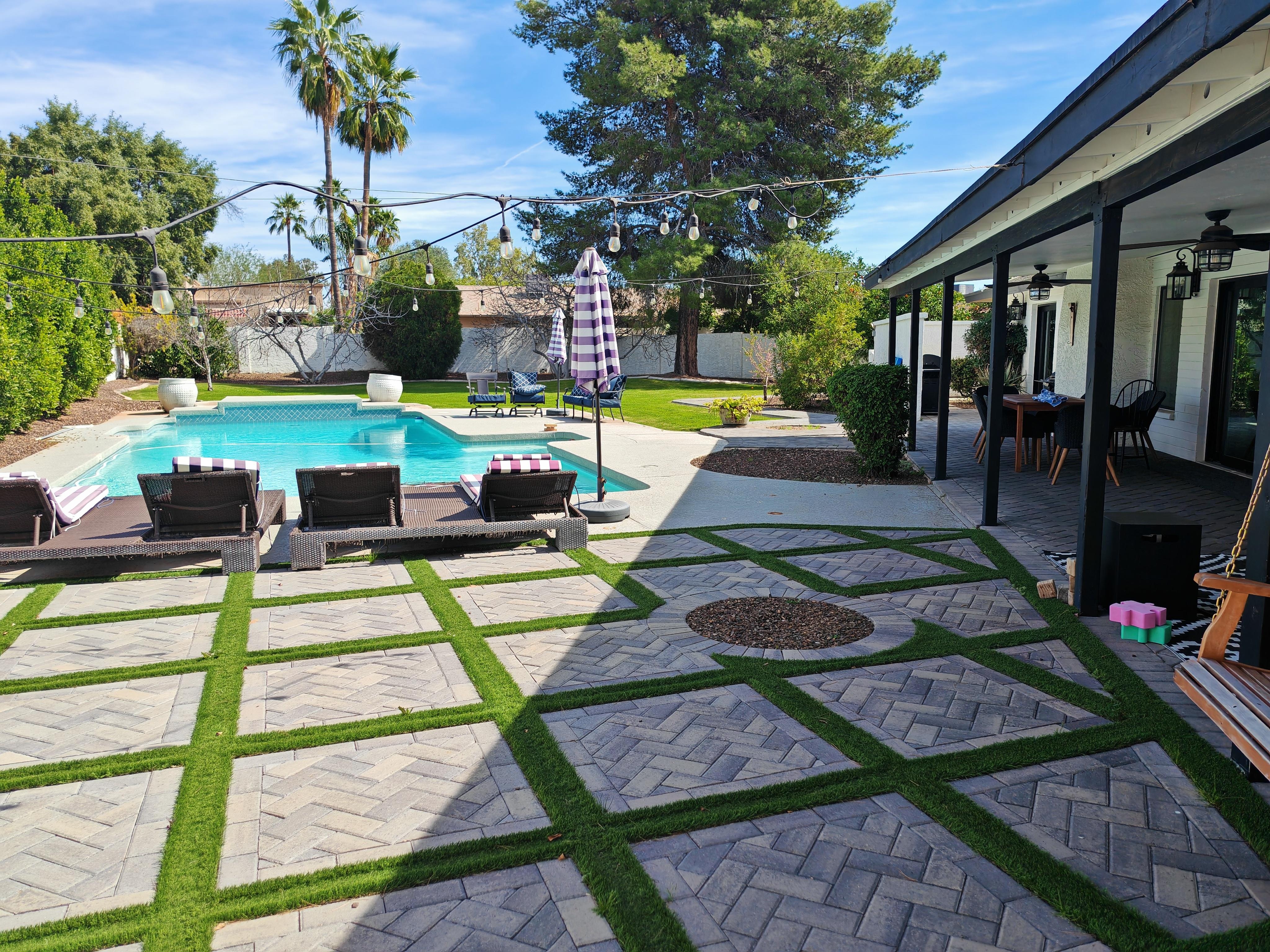 very clean pool 
(hot tub not so much)