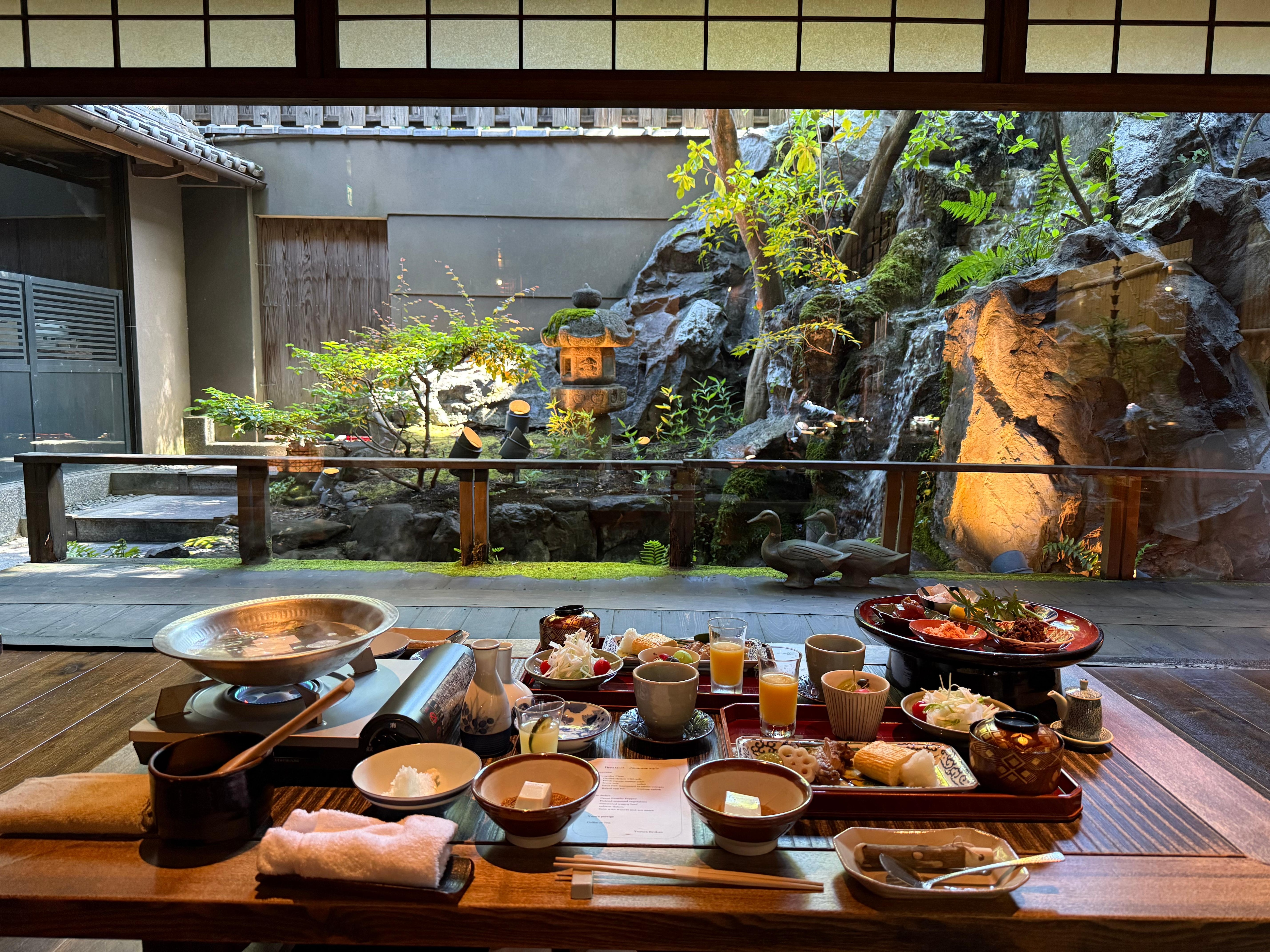 Café da manhã típico Japonês, bem servido, com louças lindas e num lugar incrível! 