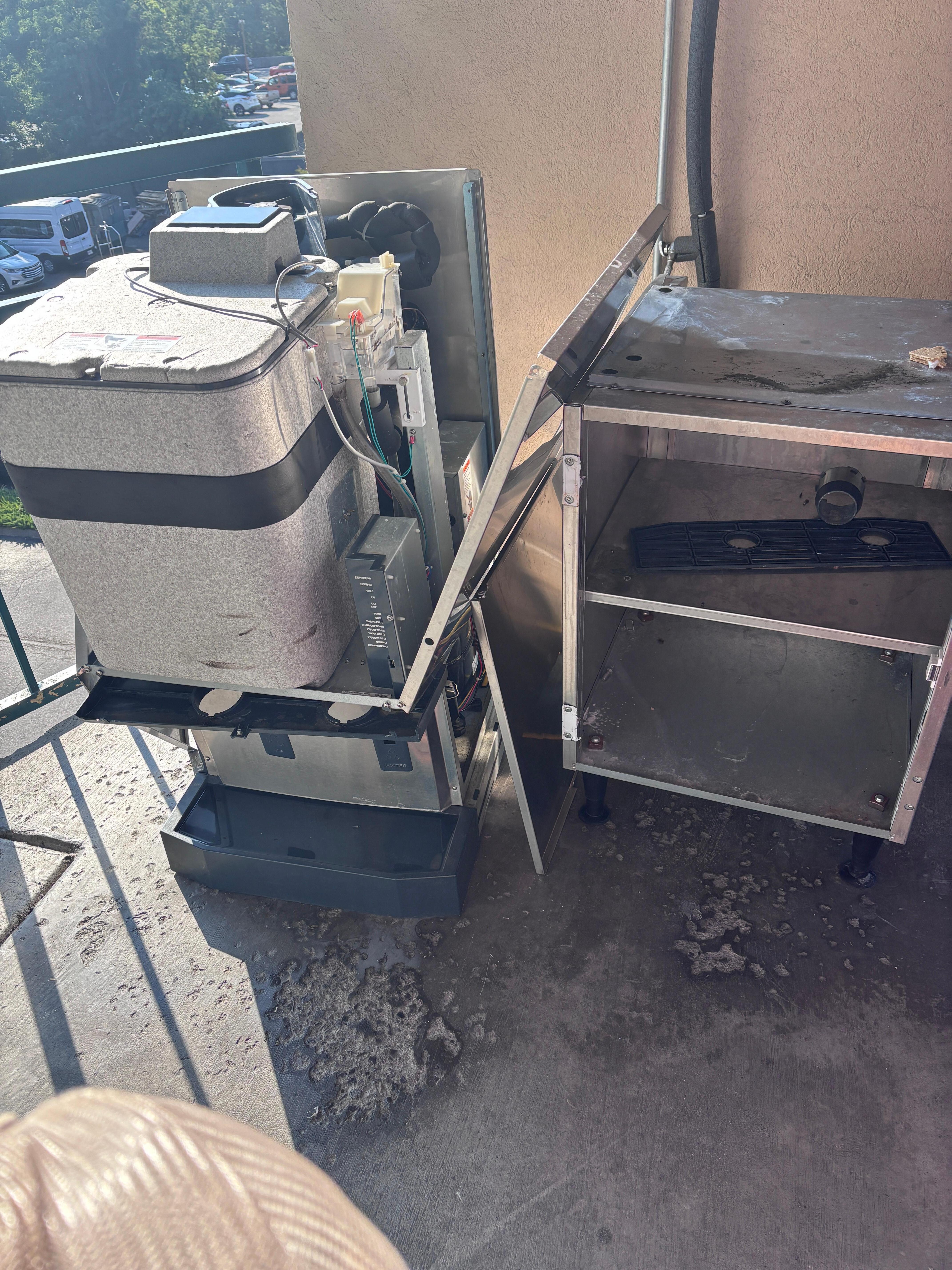 Ice maker 