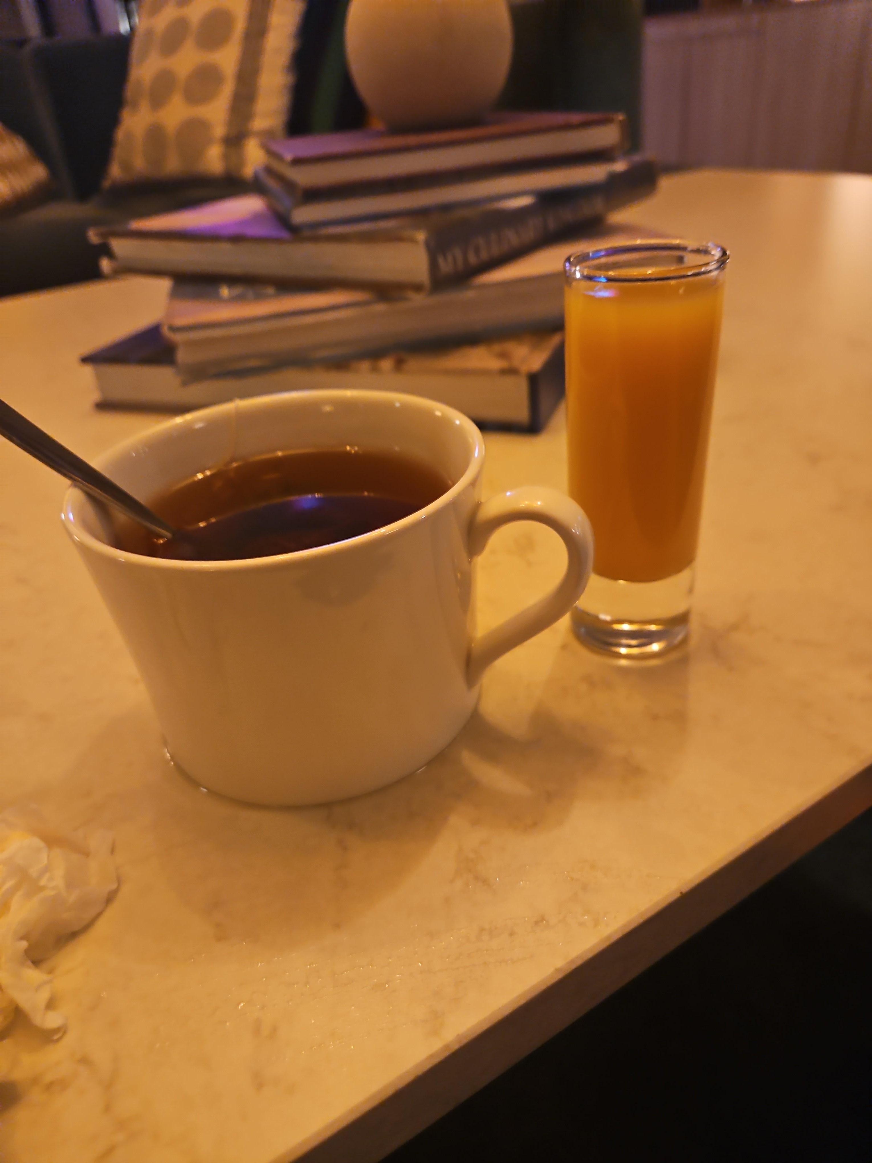 Nattlig kopp med te o honung. Samt Hasses gingershot 👌😊 Tack