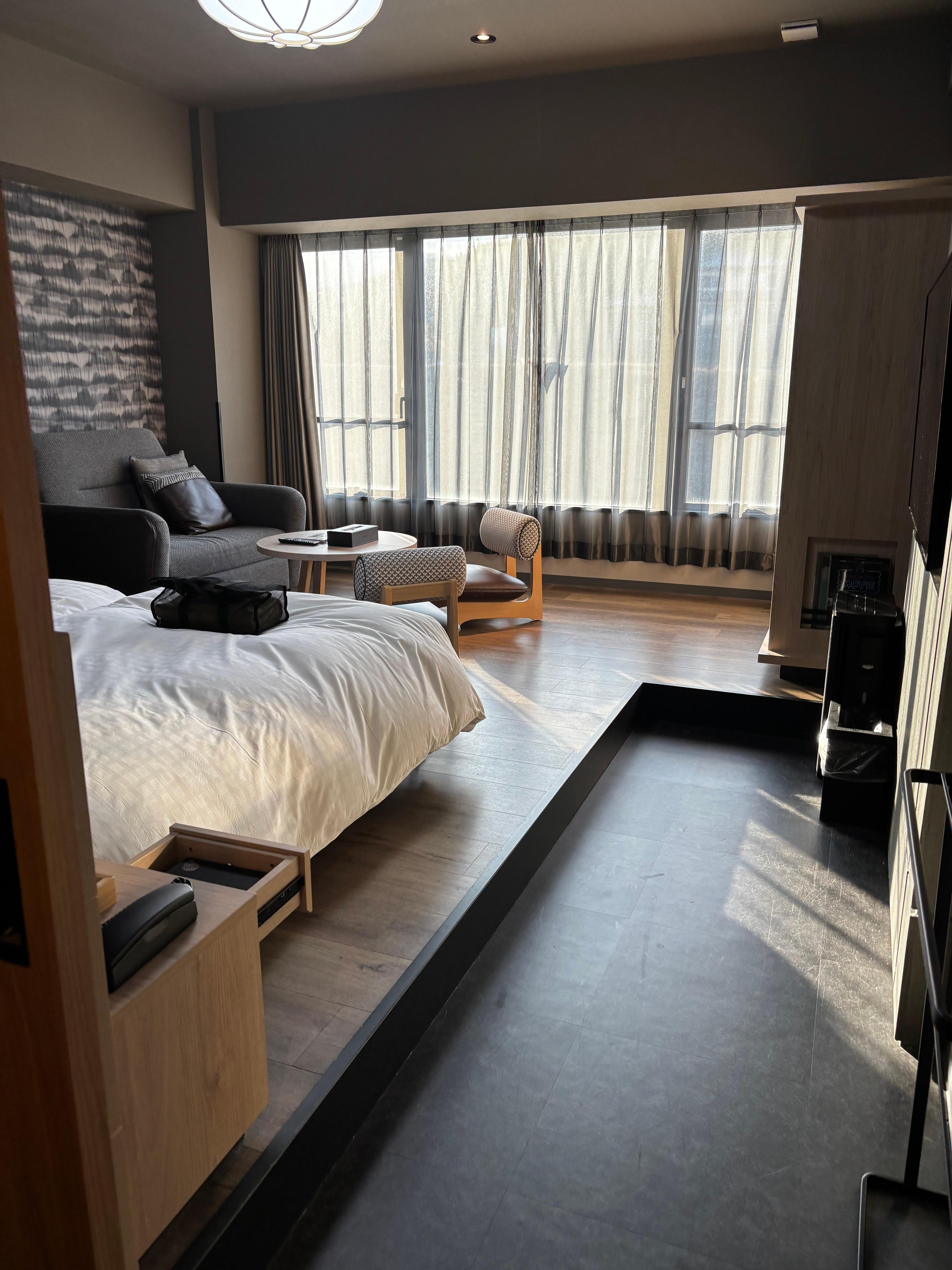 少し段差があり、手前でスリッパを脱いで上がれるのでとても清潔です。