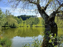 Le lac du Moulinier Ă Montsalvy