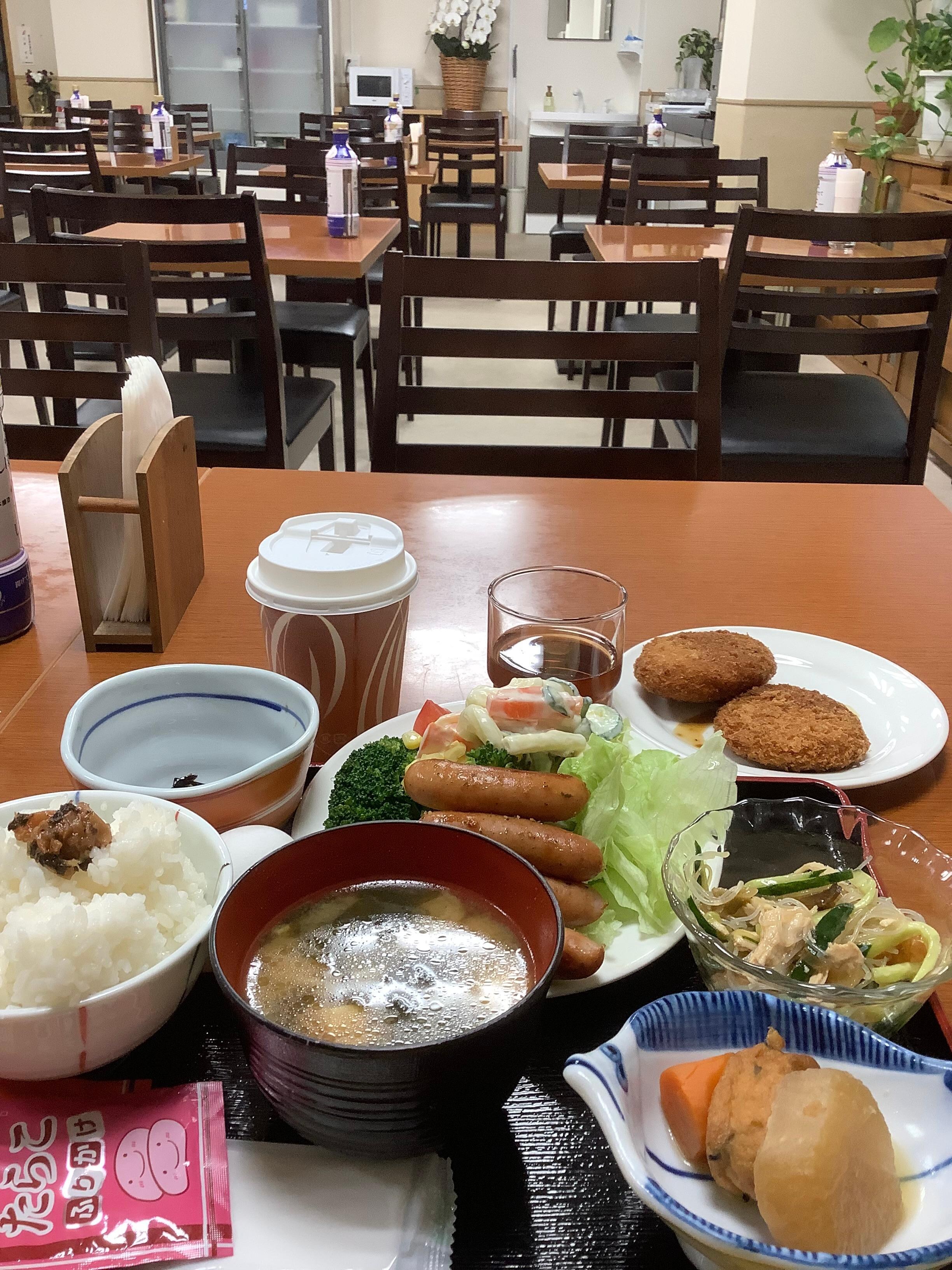 煮物、コロッケ、メンチカツ、具沢山味噌汁どれも美味しい