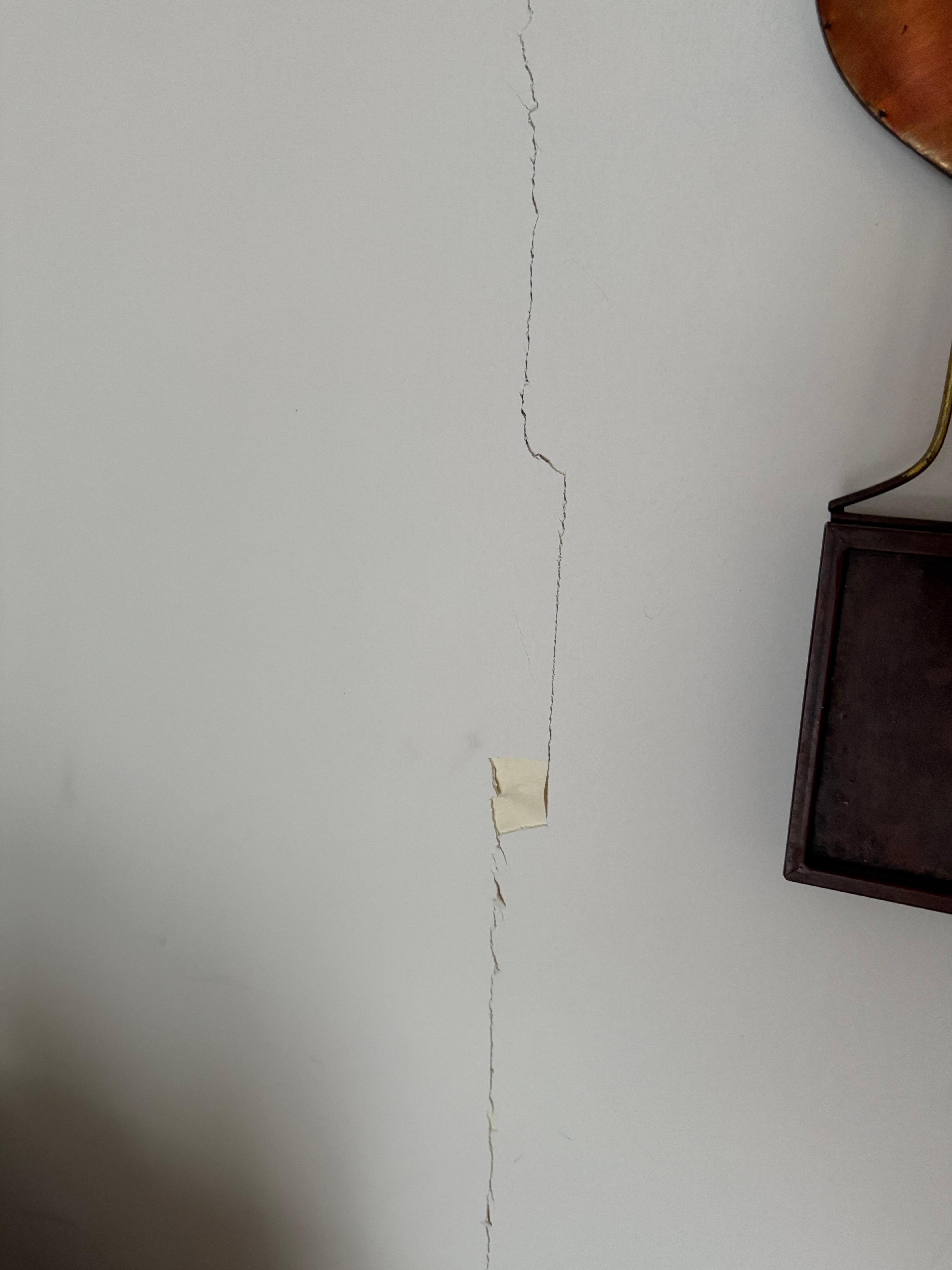 Cracked wall that needs to be repaired