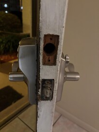 No dead bolt