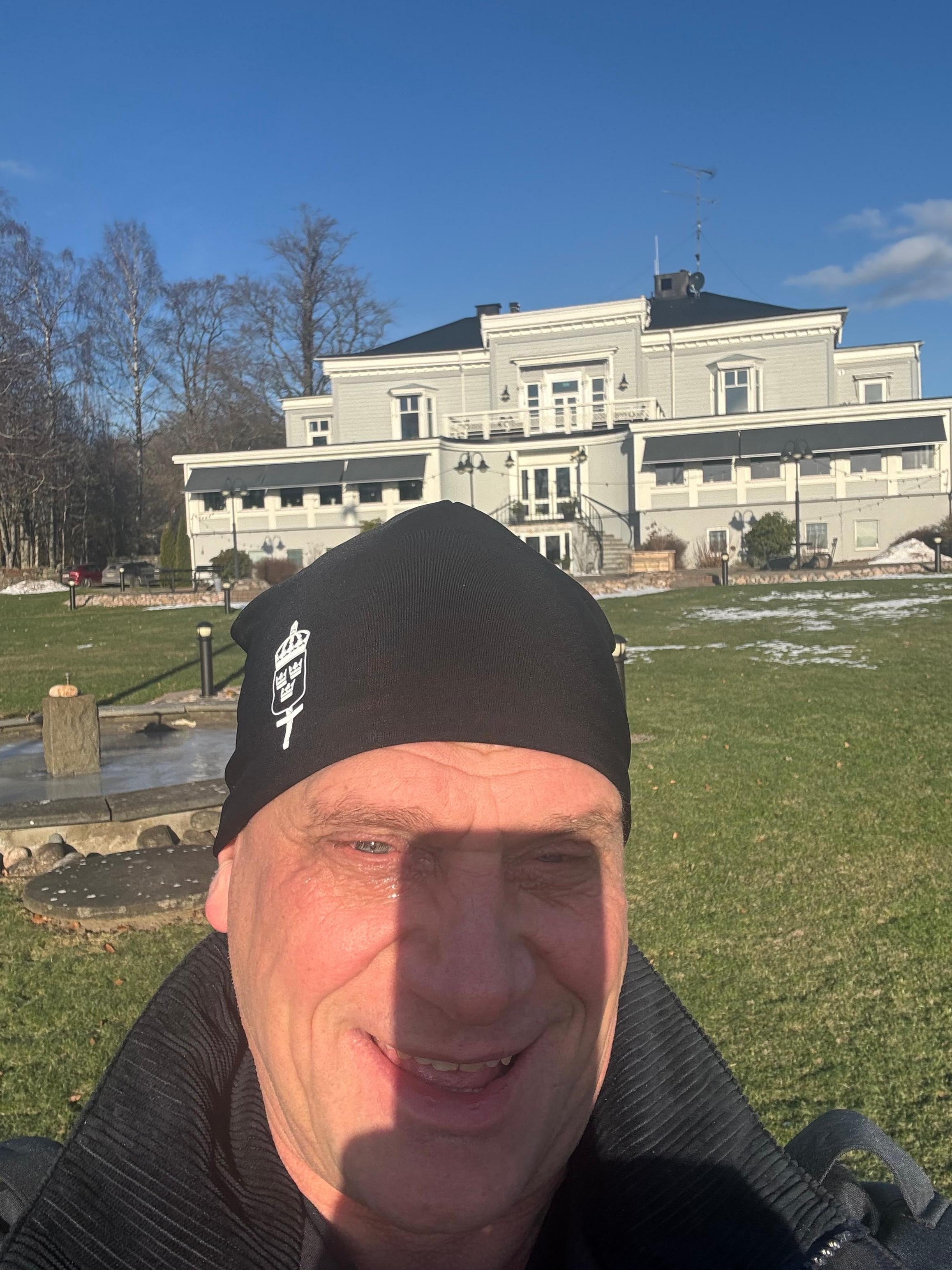 Underbar vinterdag med herrgården i bakgrunden.