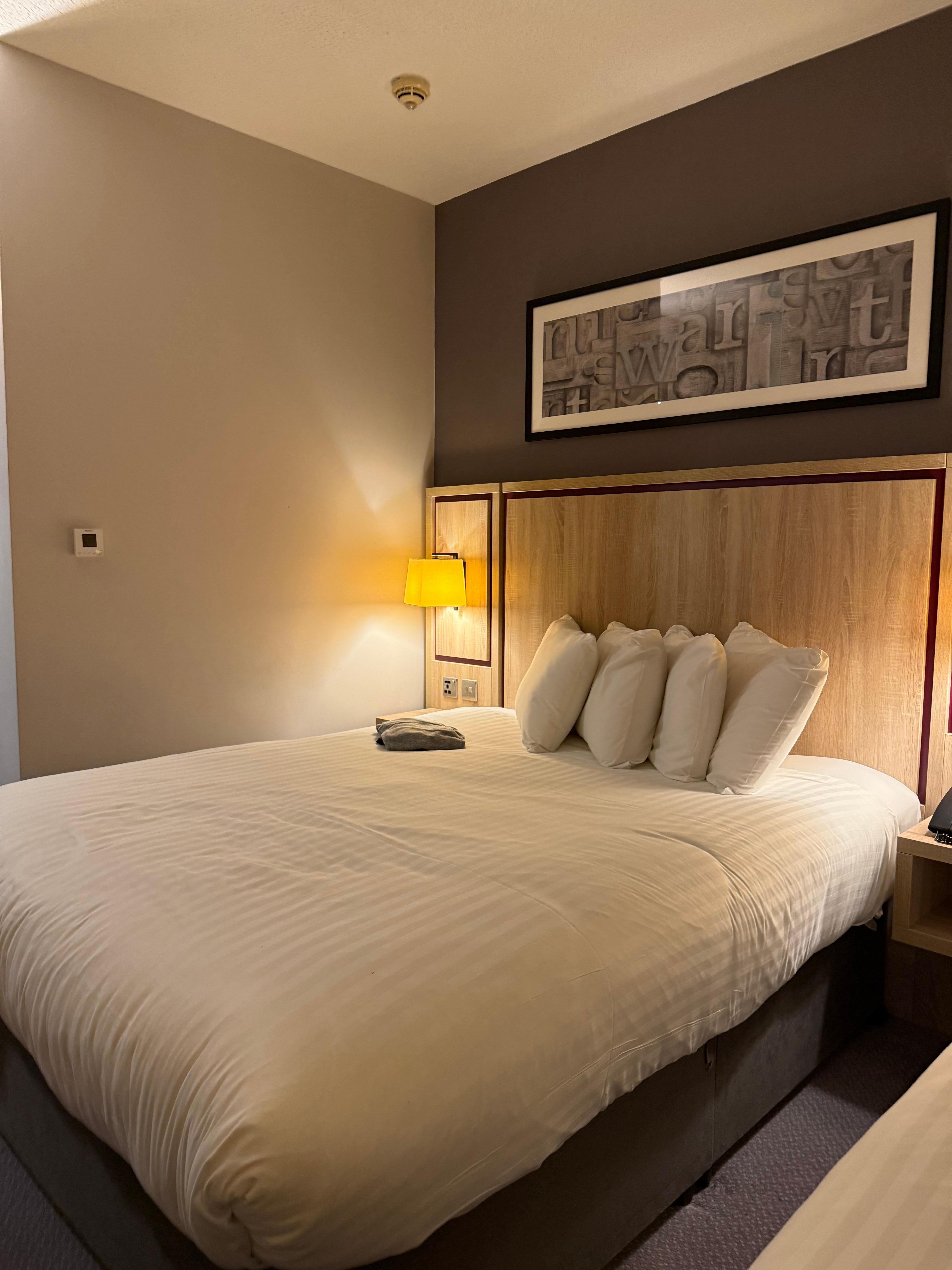 Double and single bed layout 