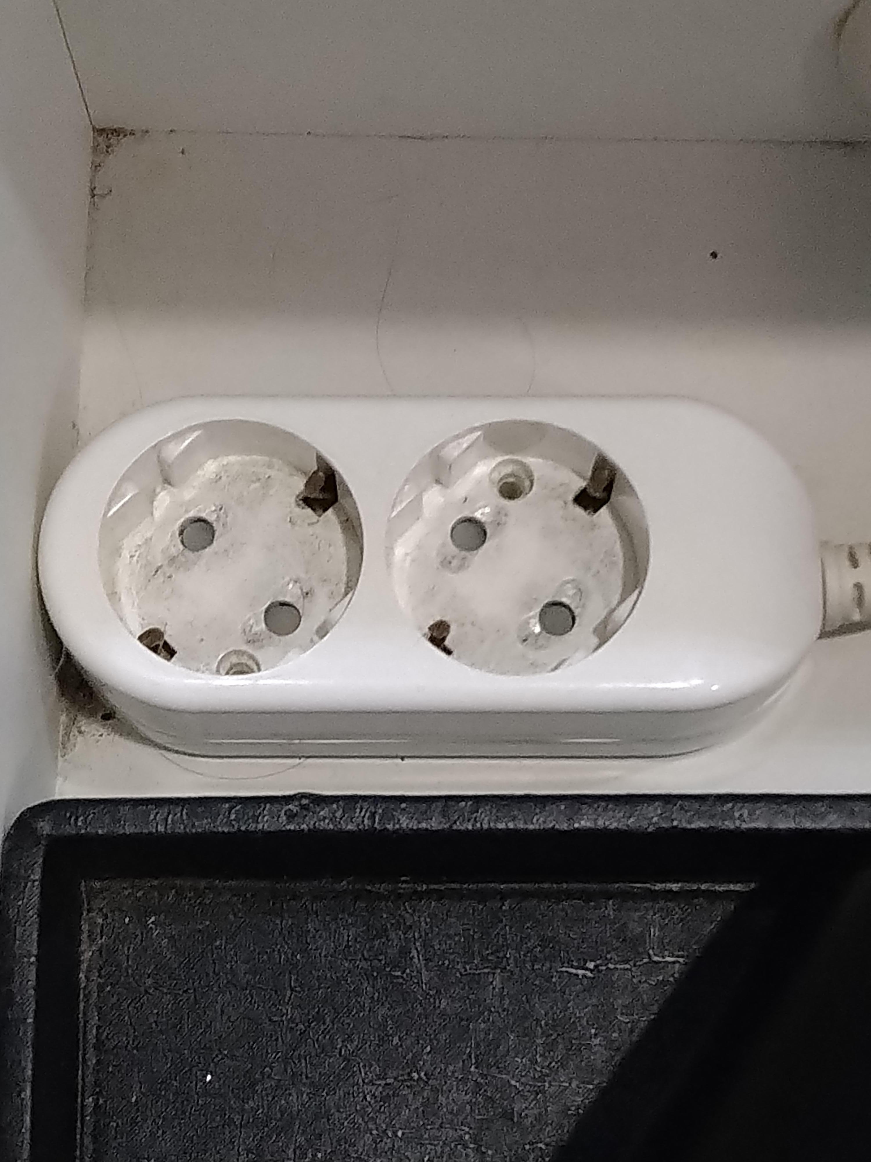 コンセントが汚れている。