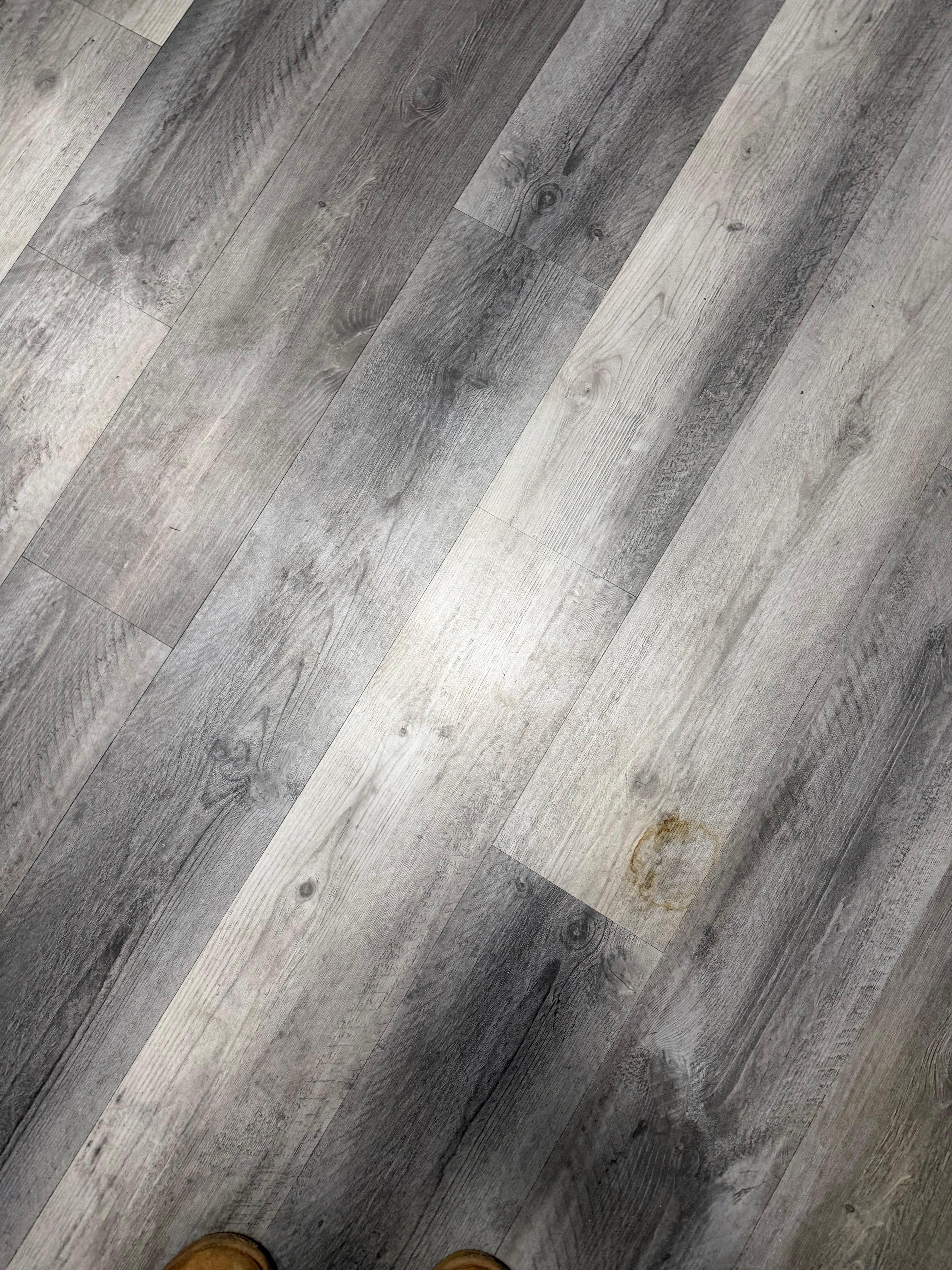 Dirty floors- wasn’t even cleaned 