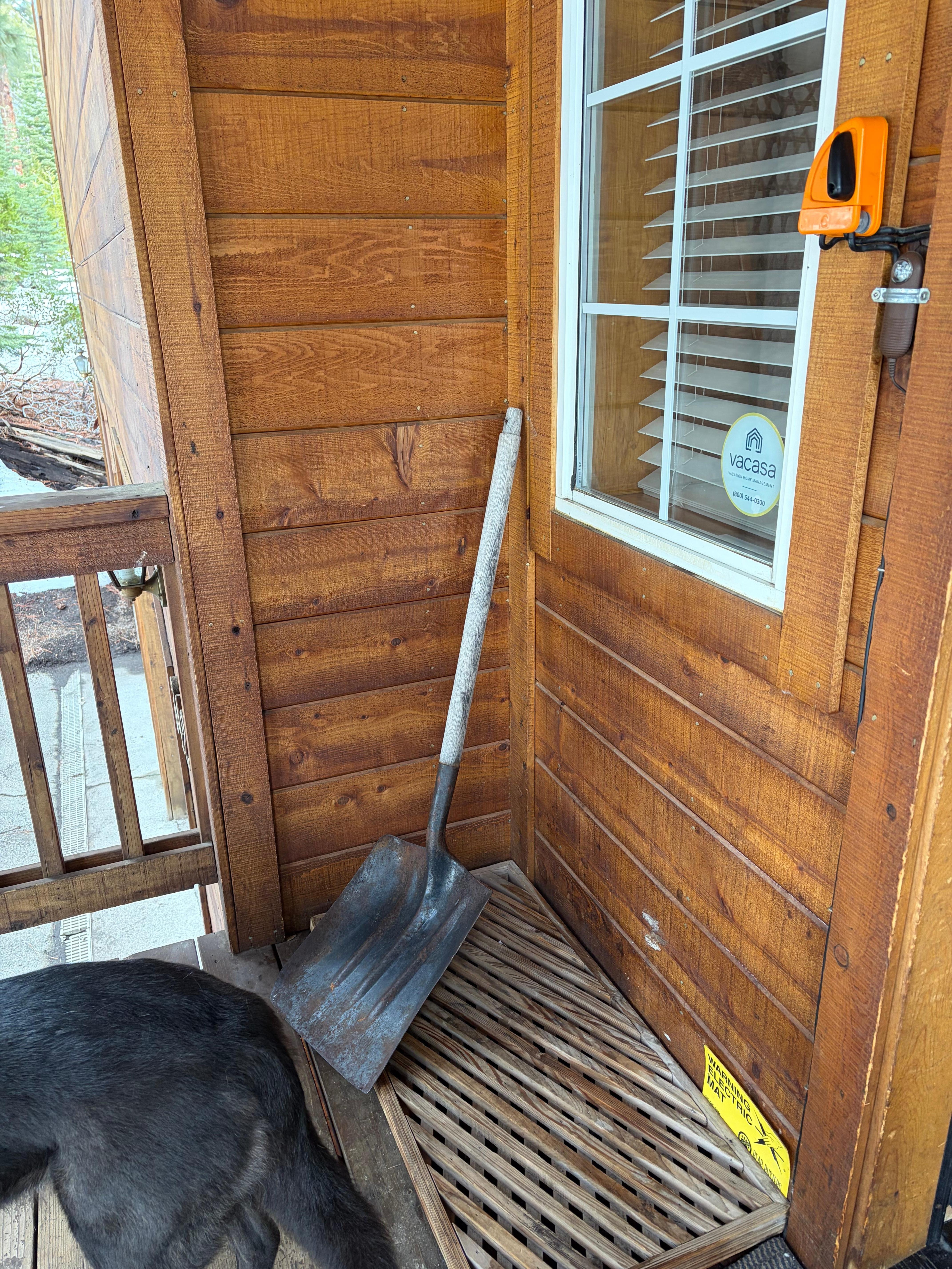 no handle to the snow shovel