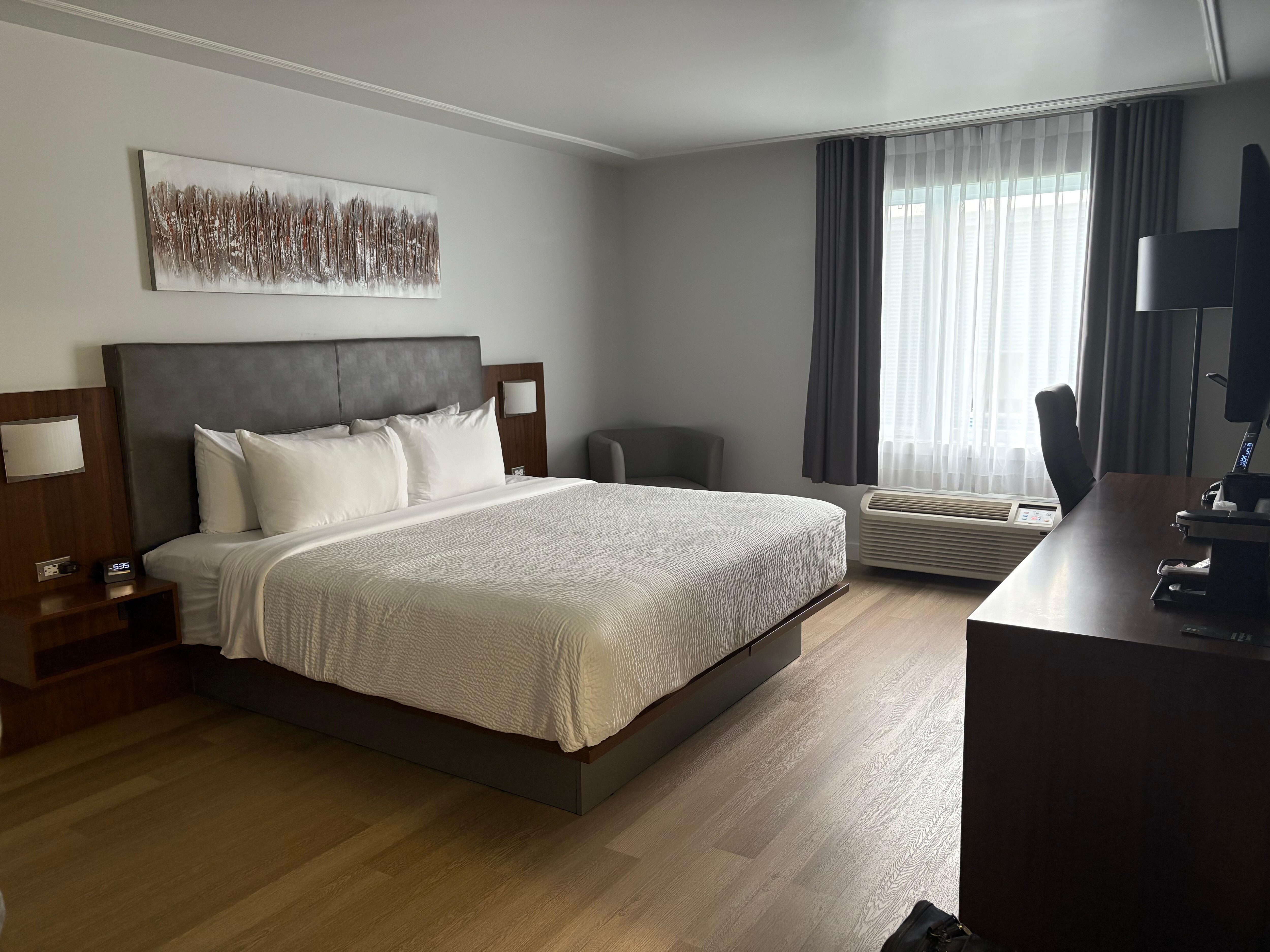 Chambre moderne, lit confortable