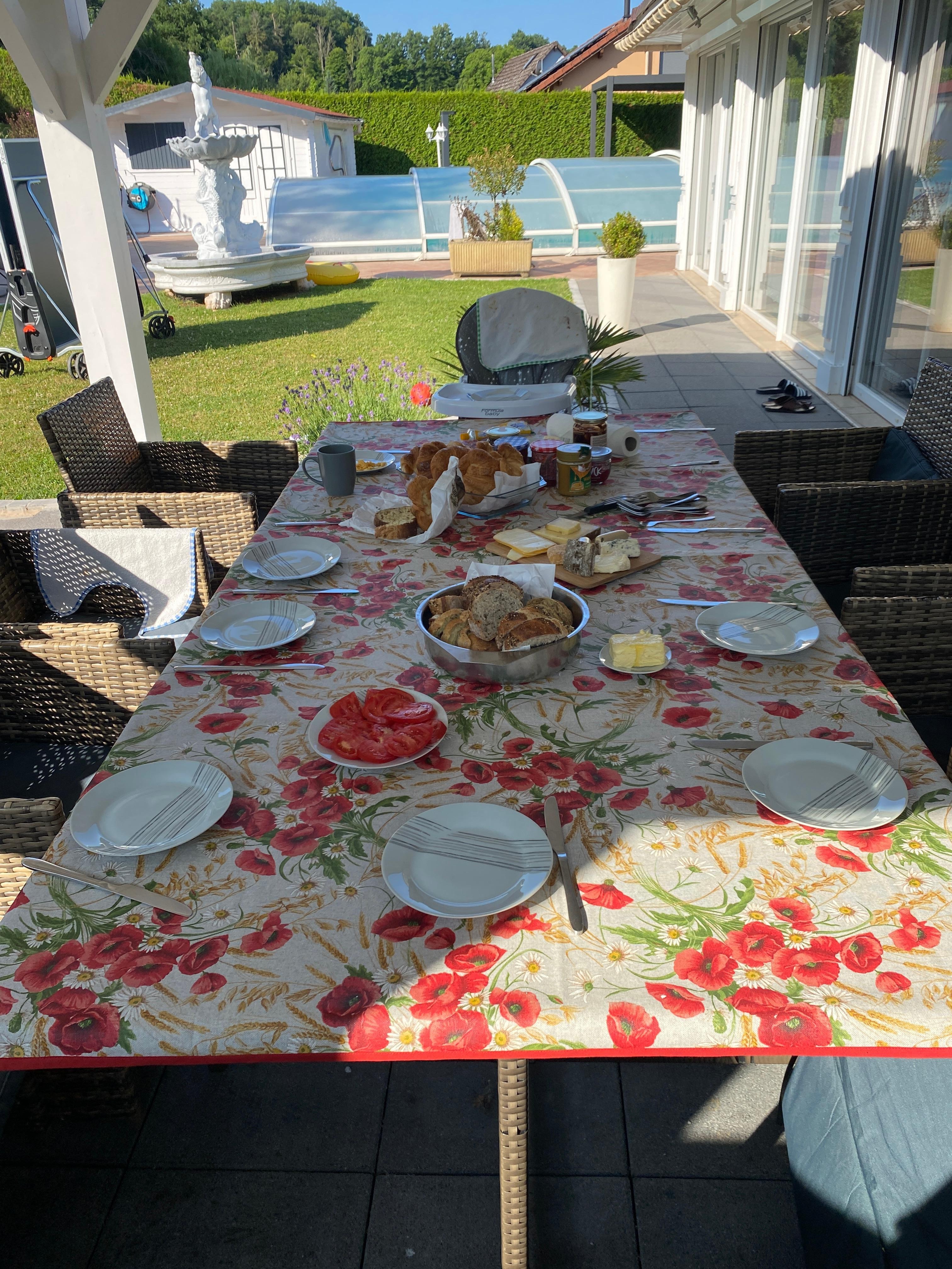 Blick vom Außensitzplatz zum Pool