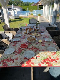 Blick vom Außensitzplatz zum Pool