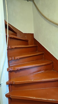 Treppe mit abgenutzen Stufen