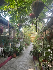 Varje rum har en liten uteplats.