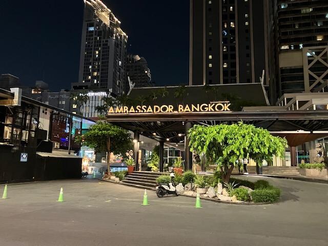 ホテル正面は、いつもきれいに駐車も整理されています。