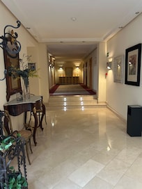 Hall vers buffet petit déjeuner