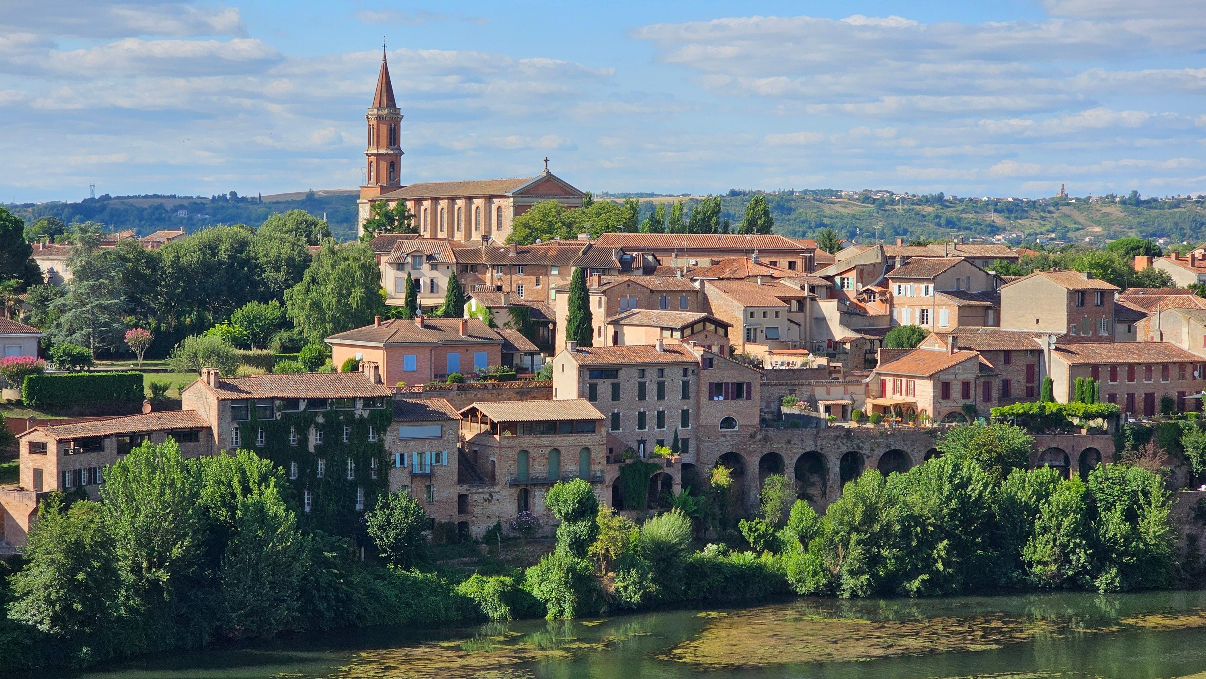 Promenade en ville très belle ville avec animation chaque soir de l'été apparemment. On adore 