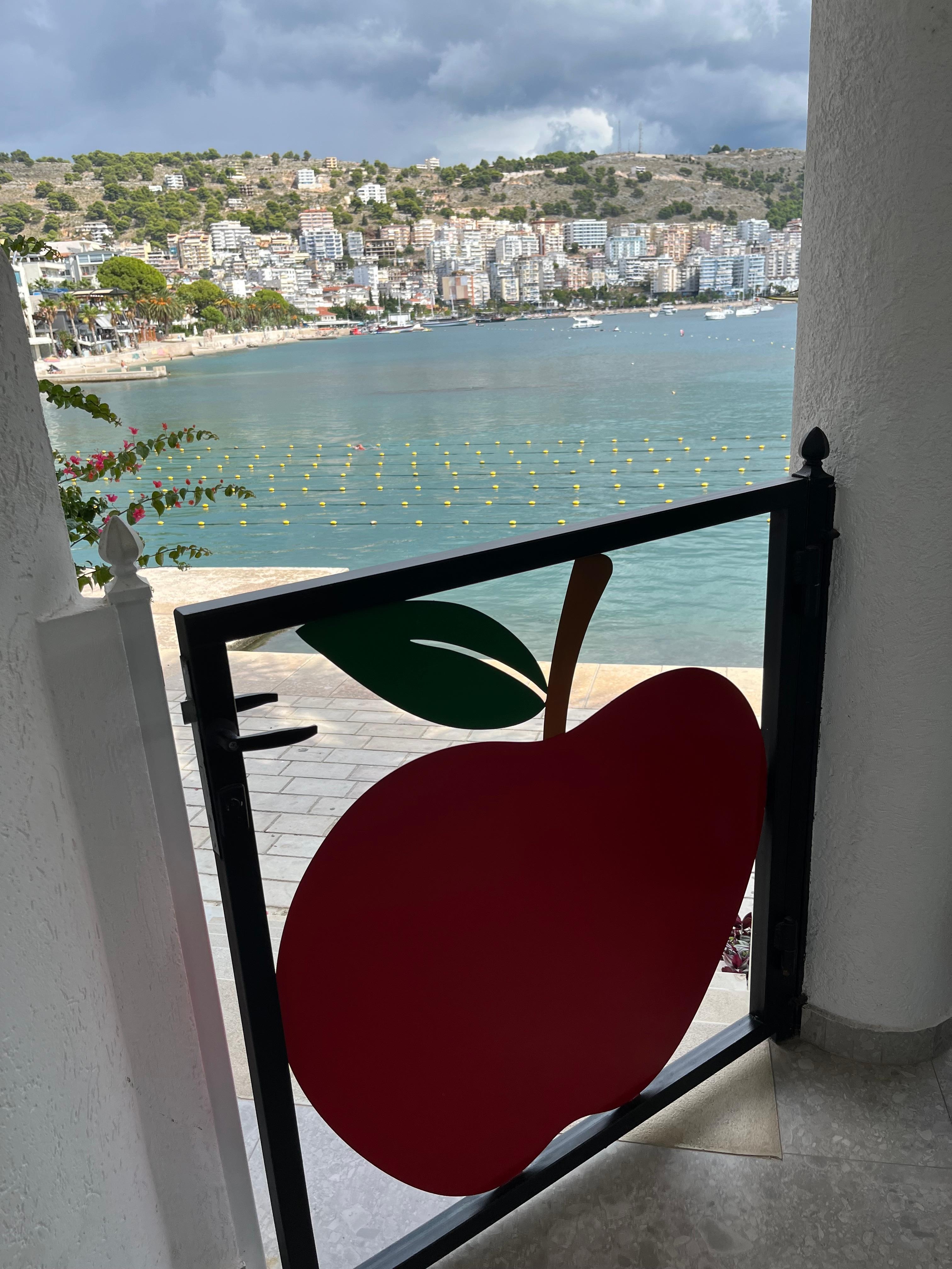 En uteplats utanför rummet