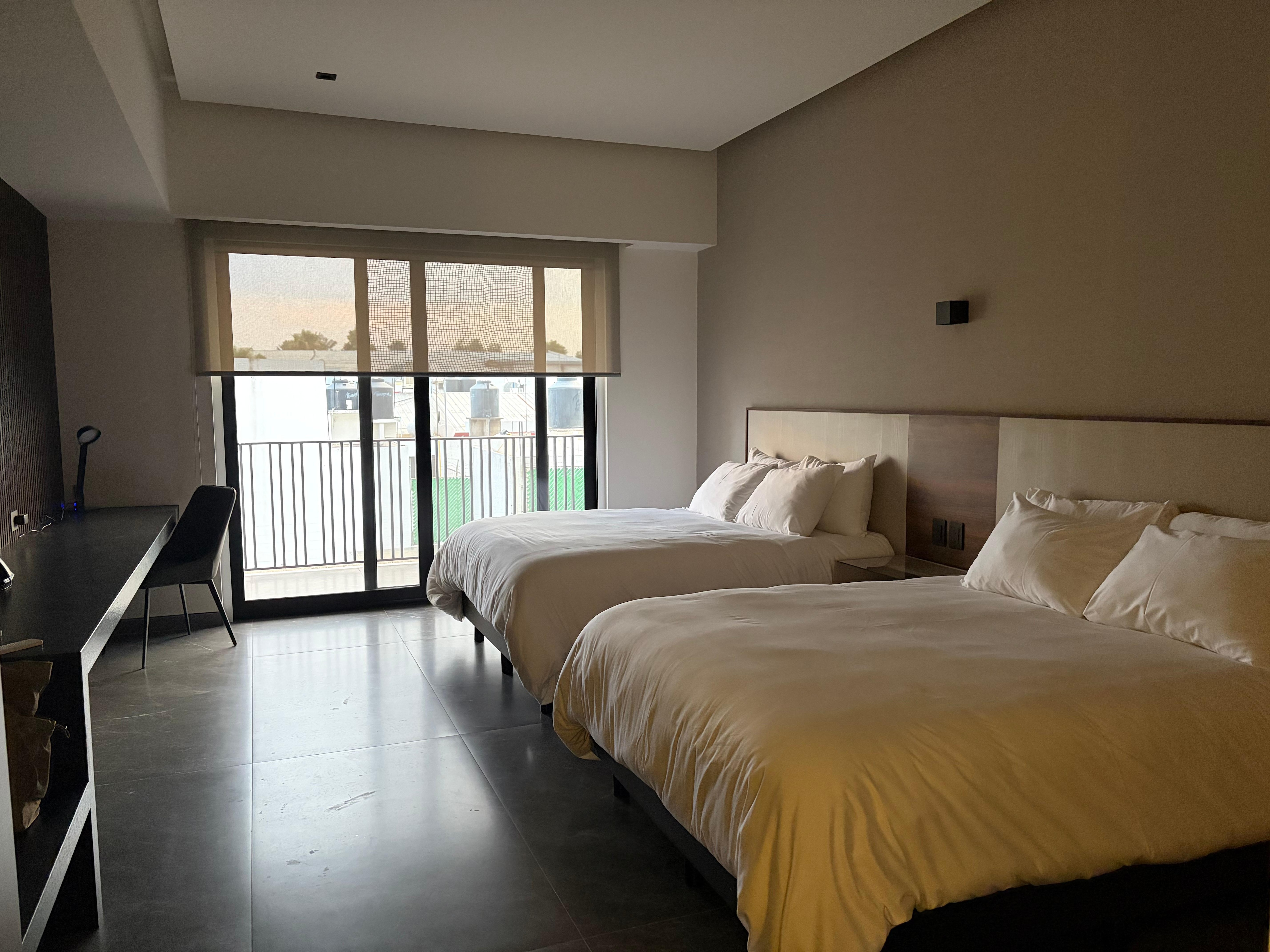 Camas amplias y cómodas, almohadas suaves